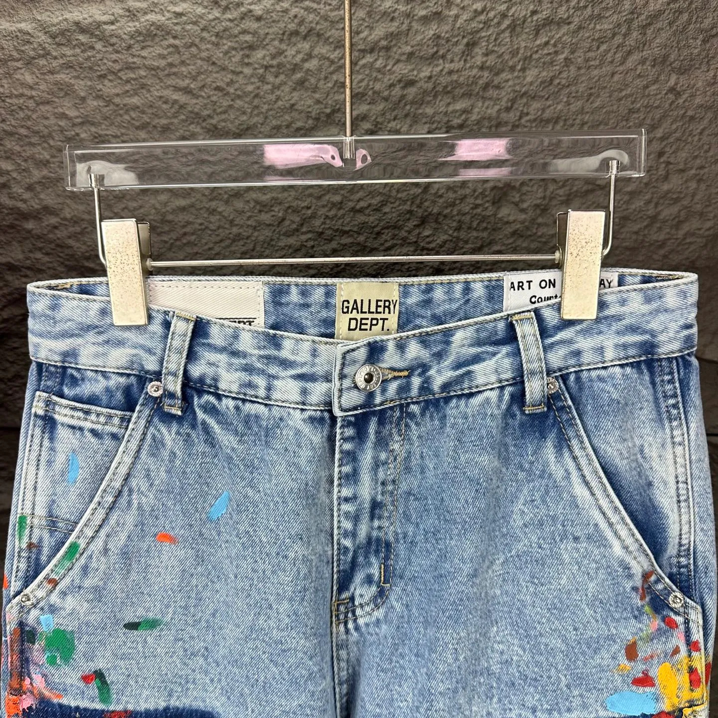 P250 GALLERY DEPT. 2025 new splash-ink graffiti splicing couple style loose washed bootcut jeans 🔥High version🔥High version🔥 Top ceiling quality Styles with different washed textures, very friendly to people with thin legs and thick legs, the bootcut version is very flattering to the leg shape Moderate length that never goes out of style, easy to match with casually, basic styling for various styles, a must-have in the wardrobe! The fabric is stiff but also makes the upper body soft without losing texture. The washing process is even more perfect. It is a must-have item for everyone! ! ! Washed wheat, hang tag, pants label, complete with three labels Color: light blue Size: 28, 30, 32, 34, 36 (five sizes)